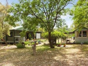 Red Tractor Retreat - Accommodation Adelaide