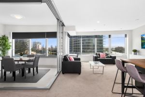 Sleek Q1 Suite in the Heart of Surfers Paradise - Accommodation Adelaide